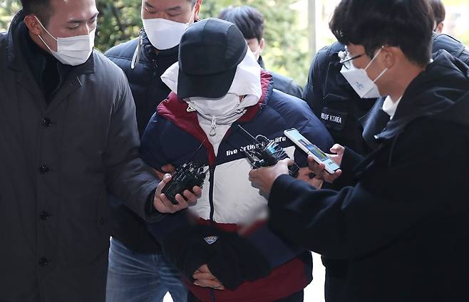 50대 남녀를 연쇄 살해한 혐의로 구속된 50대 남성의 신원이 9일 공개됐다. 사진은 피의자 권재찬이 지난 7일 영장 실질심사를 받기 위해 법원에 들어가는 모습. /사진=뉴스1