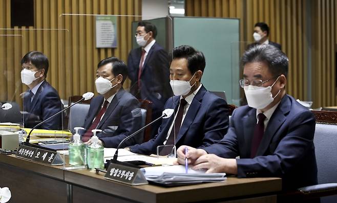 류훈 서울시 행정2부시장이 신종 코로나바이러스 감염증(코로나19) 확진 판정을 받았다. 사진은 지난 10월20일 서울시청에서 열린 국회 국토교통위원회 서울시 국정감사에 참석한 류 부시장(오른쪽 첫번째)와 오세훈 서울시장(오른쪽 두번째). /사진=뉴스1(국회사진취재단)