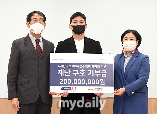 LG 오지환이 선수협을 대표 선수로 참석해 2억원을 기부하고 있다.