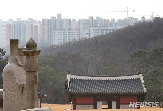 [김포=뉴시스] 배훈식 기자 = 일명 '왕릉뷰 아파트' 건설사 2곳이 문화재위원회 심의를 거부한 것으로 알려진 9일 오전 경기 김포시 장릉(사적 제202호)에서 문제의 검단 신도시 아파트가 보이고 있다. 2021.12.09. dahora83@newsis.com