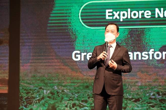 [서울=뉴시스] SK어스온 명성 사장이 9일서울 용산구 드래곤시티호텔에서 열린 해외자원개발 심포지엄 기조연설에서 탄소중립 실현을 위한 SK어스온의 ‘그린 트랜스포메이션’ 전략을 발표하고 있다. (사진=SK어스온 제공) *재판매 및 DB 금지