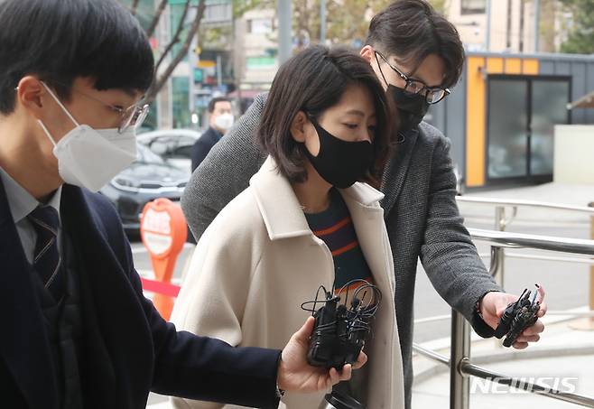 [서울=뉴시스] 고승민 기자 = 전자금융거래법 위반 및 사기, 특정경제범죄 가중처벌 등에 관한 법률 위반 횡령·배임 혐의를 받고 있는 권남희 머지플러스 대표가 9일 구속 전 피의자 심문을 받기 위해 서울남부지방법원으로 출석하고 있다. 2021.12.09. kkssmm99@newsis.com