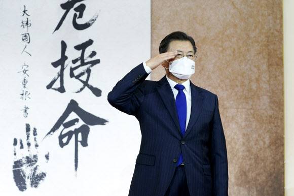 진급자 경례 받는 문재인 대통령 - 문재인 대통령이 16일 청와대 영빈관에서 열린 육군, 해군, 해병대, 공군 준장 진급자 삼정검 수여식에서 진급 장성의 경례를 받고 있다.      삼정검의 ‘삼정’은 육해공군이 일치하여 호국 통일 번영의 3가지 정신 달성을 의미한다. 이날 문 대통령은 76명에게 삼정검을 수여했다. 2021.11.16 연합뉴스