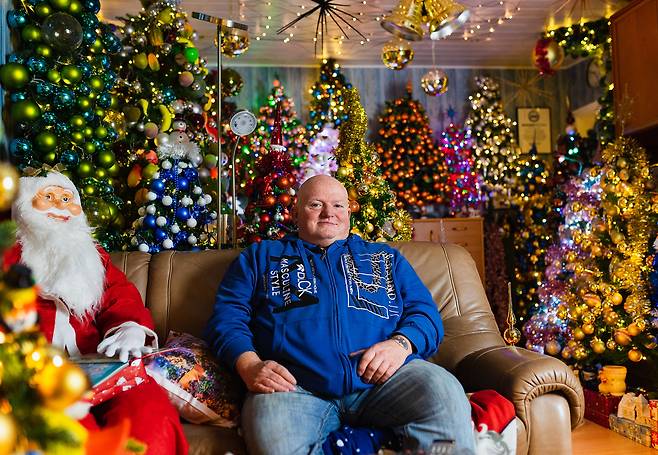 집 안에 420그루의 크리스마스트리를 장식해 ‘한 곳에 많은 트리 장식하기’ 부문에서 세계 기록을 세운 토마스 제로미. 2021.12.9 독일기록원 제공