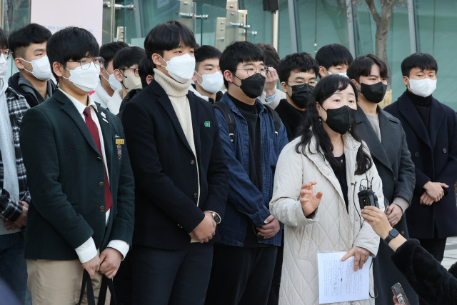 출제오류 논란이 불거진 수능 생명과학Ⅱ 문항을 둘러싼 첫 법정공방이 열린 지난 8일 한국교육과정평가원을 상대로 집행정지를 신청한 수험생과 소송대리인이 서울 서초구 서울행정법원에서 열린 심문이 끝난 뒤 법정에서 나와 기자회견을 하고 있다. /연합뉴스