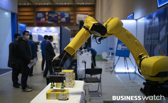 10일 오전 서울 삼성동 코엑스에서 열린 '제조혁신코리아 2021'에 참석한 관람객들이 물류 분류 로봇을 관람하고 있다./사진=이명근 기자 qwe123@