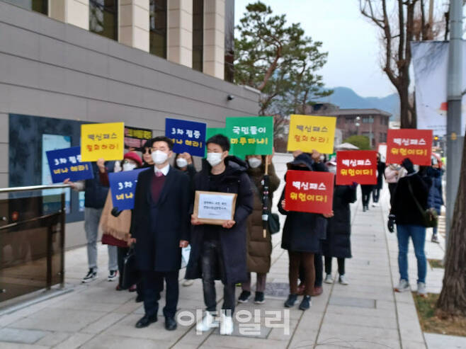 고등학교 3학년 학생 양대림(18·오른쪽)군과 채명성 법무법인 선정 변호사가 10일 오후 2시 38분쯤 서울 종로구 헌법재판소에 방역패스 헌법소원 심판 청구서를 제출하고 있다.(사진=김대연 기자)