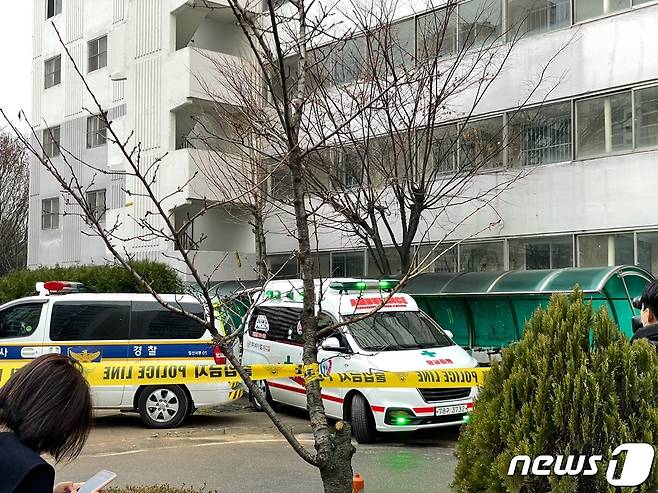 경기 고양 일산서구의 한 아파트단지 외벽 비상계단 1층 입구 앞에서 경찰이 유씨의 수습을 수습하고 있다.© 뉴스1 구진욱 기자