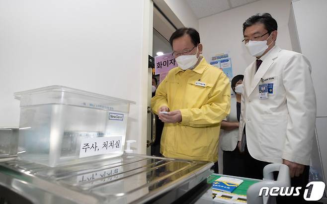 신종 코로나바이러스 감염증(코로나19) 백신 3차 접종 현장방문에 나선 김부겸 국무총리가 4일 오전 서울 은평구 청구성심병원에서 관계자와 대화하고 있다. 2021.12.4/뉴스1 © News1 이재명 기자