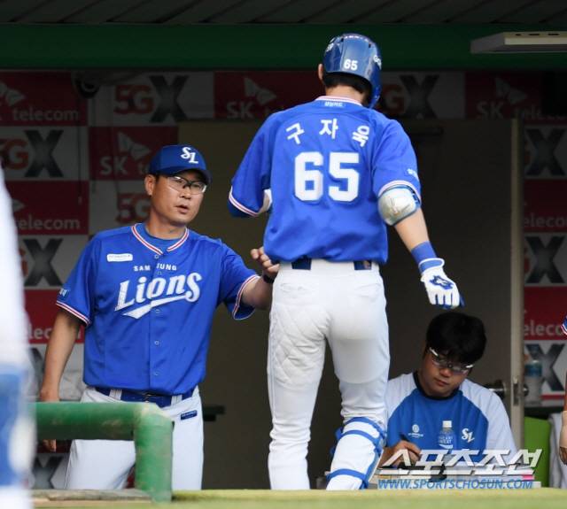 SK 와이번스와 삼성 라이온즈의 2018 KBO 리그 경기가 7일 인천 SK행복드림구장에서 열렸다. 1회초 삼성 구자욱이 우중간 담장을 넘어가는 솔로홈런을 날렸다. 홈인하며 김한수 감독과 기쁨을 나누는 구자욱.

인천=허상욱 기자 wook@sportschosun.com/2018.08.07/