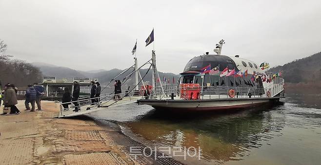 남이섬에 입도하는 팬투어 기자단