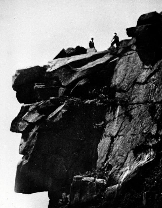 1958년에 촬영된 산의 노인 암석. 이 암석은 비바람로 인한 풍화와 침식으로 인해 지금은 소실됐다.