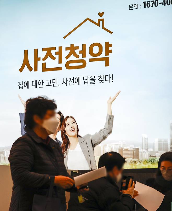 3기 신도시 등 수도권 공공택지에 공급되는 공공주택 일반공급분 사전 청약이 시작된 6일 서울 송파구 장지동의 현장 접수처를 방문한 사람들이 상담을 받고 있다. /연합뉴스