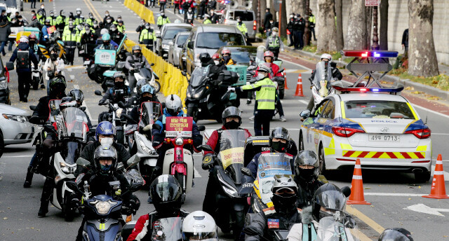 지난 11월10일 배달라이더들이 안전운임제 도입과 라이더보호법 제정을 촉구 거리행진에 참여하고 있다. 공동취재단