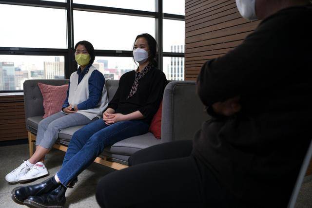 이수연(맨 왼쪽)씨는 ‘뭐 그렇게 유난이냐’는 시선에 “엄마 성을 물려주는 게 유난인가”라고 되물었다. “가능한 제도를 활용한 것뿐이고, 그것이 평등한 사회로 가는 데 일조한다면 유난스러운 행동이 필요하다”고 덧붙였다. 한지은 인턴기자