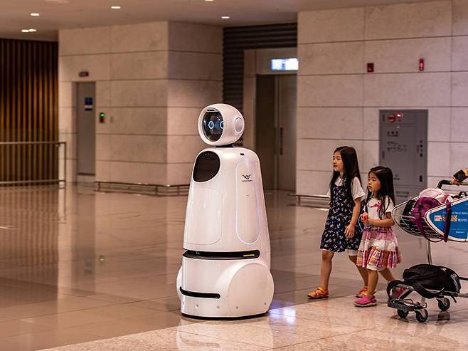 인천국제공항에서 운용 중인 로봇 (출처=셔터스톡)