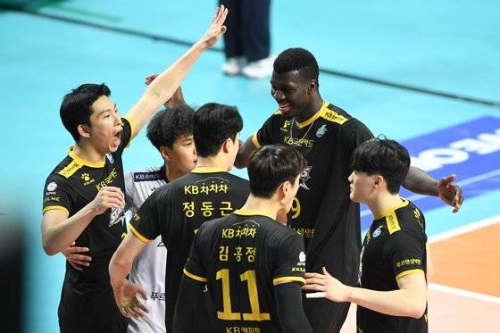 10일 열린 우리카드전에서 득점한 뒤 환호하는 KB손해보험 선수들. [사진 한국배구연맹]
