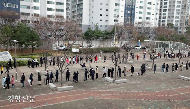서울 마포구 서강대역 광장에 마련된 임시선별진료소를 찾은 시민들이 10일 길게 줄을 서 코로나19 검사순서를 기다리고 있다. /김영민 기자