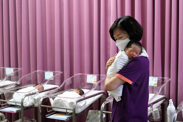 공공산후조리원인 전남 나주시 빛가람병원에서 한 간호사가 신생아를 안고 있다. 에어커튼 소독 시설 등으로 외부 감염병 예방에 특화돼있고, 둘째부턴 70% 이용료가 지원돼 46만원이면 2주간 산후조리를 받을 수 있다.