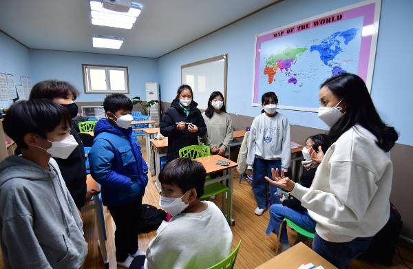 군내 초등학교 학생들이 지난달 23일 강원도 화천 글로벌교육 센터에서 원어민 교사에게 영어 수업을 받고 있다. 저출산 대책으로 교육 분야에 힘을 쏟은 화천군의 경우 2015년 이전 49.3%의 학생들이 전학을 결심했지만 2020년 13%까지 줄었다.