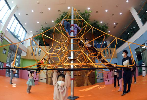 경기도 시흥시 제3호 숨 쉬는 놀이터를 찾은 아이들이 지난달 28일 놀이기구를 즐기고 있다. 아이들의 놀 권리 보장을 위해 설립됐지만 최근 코로나19 여파로 불가피하게 예약제로 변경됐다.