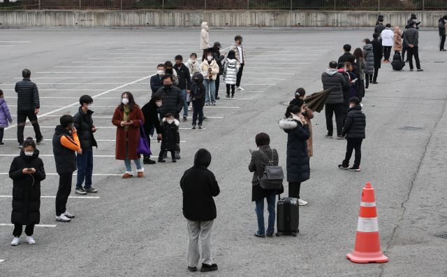 10일 오후 서울 송파구 잠실종합운동장 제2주차장에 추가로 설치된 코로나19 거점형 검사소에서 시민들이 검사를 받기 위해 대기하고 있다. 연합뉴스