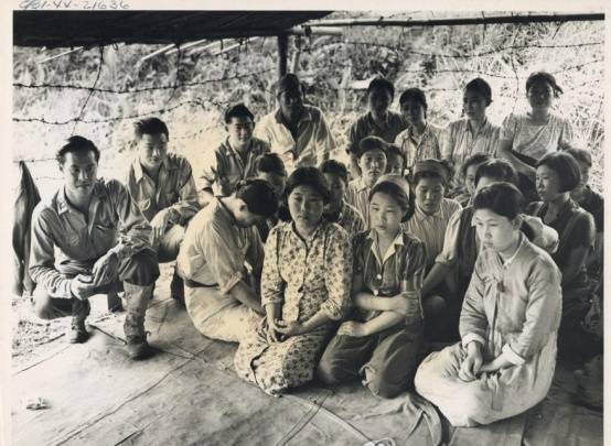 “위안부와 강제징용 제도는 거시적으로 볼 때 중세 시대 일본의 인취와 난취, 왜구의 조선인과 중국인 납치, 임진왜란 당시 조선인 연행, (…)유럽 상인과 군인들에 대한 가라유키상 제도 등과 연결된 행위라고 볼 수 있습니다.”(‘일본의 노예’에서). 서울시‧서울대 연구팀이 2019년 공개한 일본군 위안부 실물 사진.