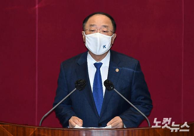 홍남기 경제부총리 겸 기획재정부 장관이 3일 오전 서울 여의도 국회 본회의장에서 열린 2022년도 예산안 처리 관련 제391회국회(정기회) 제13차 본회의에서 제안설명을 하고 있다. 박종민 기자