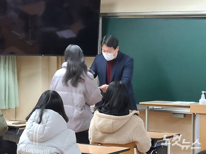 10일 오전 대전 노은고등학교 3학년 교실에서 2022학년도 대학수학능력시험 성적표가 배부되고 있다. 김정남 기자