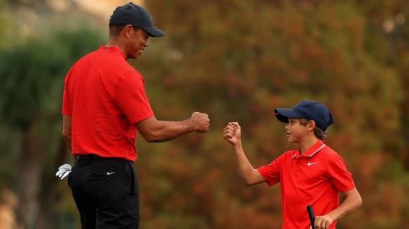 타이거 우즈가 지난해 12월 20일 PNC 챔피언십 1라운드 3번 홀에서 이글 퍼트를 합작한 아들 찰리와 주먹을 부딪치고 있다.서울신문 DB