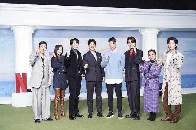 ▲ '신세계로부터' 제작발표회 참석한 은지원, 조보아, 이승기, 고민석PD, 조효진PD, 카이, 박나래, 김희철(왼쪽부터). 제공| 넷플릭스