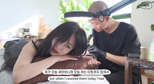 타투이스트 김도윤(오른쪽)이 배우 한예슬에게 타투를 해주고 있다. 사진l한예슬 유튜브 캡처