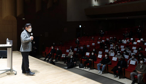 이재명 더불어민주당 대선 후보가 11일 경북 구미시 금오공과대학교를 방문해 대학생들과 간담회를 하고 있다.(사진=뉴시스)