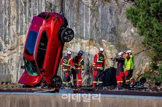 볼보자동차 교통사고 조사팀이 30m 높이에서 낙하한 신차 충돌테스트 후 차량을 점검하고 있다.(사진=볼보자동차)