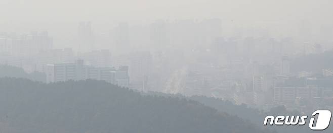 전북 전주시 치명자산에서 바라본 전주 도심이 미세먼지로 뒤덮여 있다. /뉴스1 © News1 유경석 기자