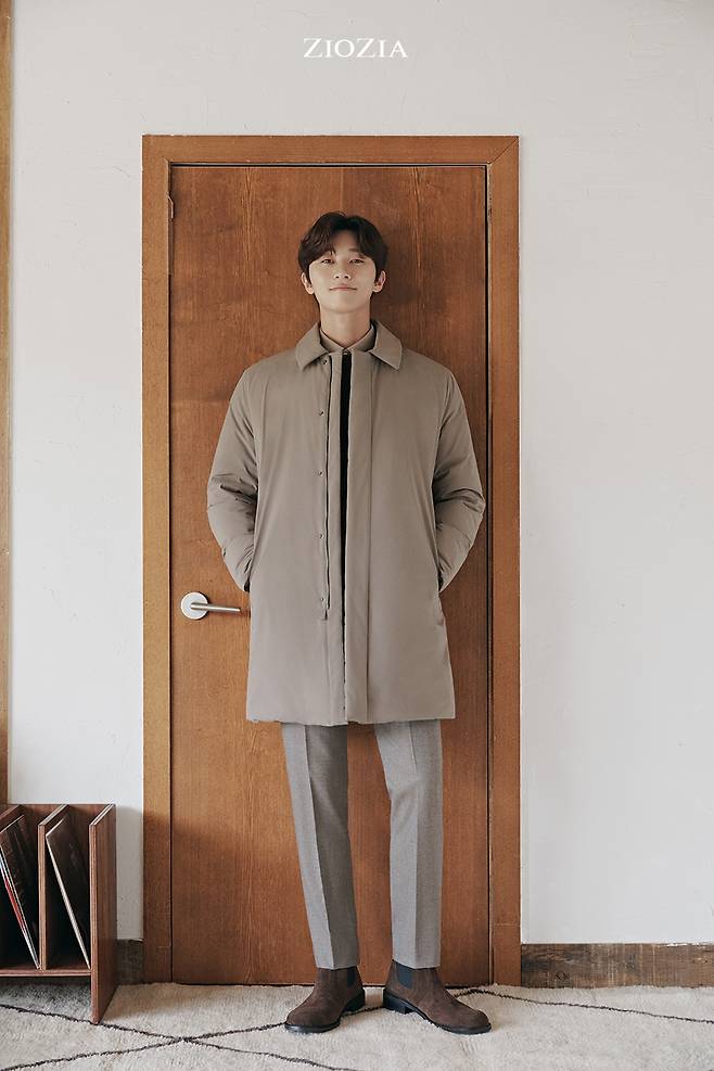 브랜드 모델 박서준이 지오지아 코트를 착용한 모습.(신성통상 제공) © 뉴스1