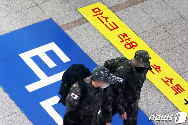 지난 6일 서울역 대합실에서 군인들이 발걸음을 옮기고 있다. 2021.12.6/뉴스1 © News1 황기선 기자