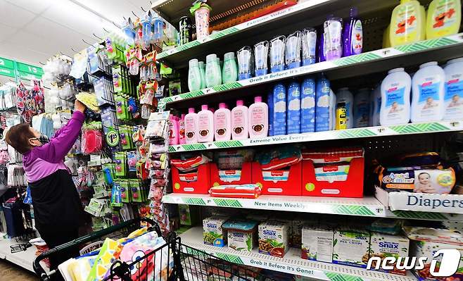 미국의 11월 소비자물가지수(CPI)는 전년 동월보다 6.8% 급등했다. 사진은 미국 마트 모습 © AFP=뉴스1