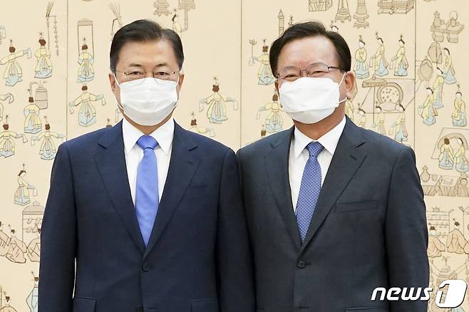 문재인 대통령(왼쪽)과 김부겸 국무총리. 2021.5.14/뉴스1 © News1 이광호 기자