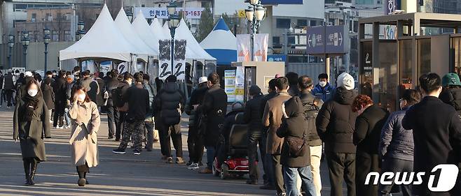 코로나19 신규 확진자가 7천명을 넘어선 8일 오전 서울 중구 서울역광장에 마련된 코로나19 임시선별진료소에서 시민들이 검사 위해 기다리고 있다. 2021.12.8/뉴스1 © News1 임세영 기자