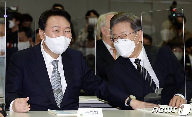이재명 더불어민주당 대선 후보(오른쪽)와 윤석열 국민의힘 대선 후보. 2021.12.9/뉴스1 © News1 국회사진취재단