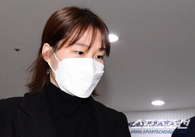 10일 오전 서울 상암동 KOVO(한국배구연맹)에서 여자배구 IBK기업은행 조송화 선수에 대한 상벌위원회가 열렸다. 조송화는 올 시즌 개막 후 팀을 두 차례 무단 이탈하며 논란을 일으켰다. 회의실에 들어서고 있는 조송화. 상암동=송정헌 기자songs@sportschosun.com/2021.12.10/