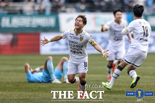 FA컵 결승 2차전이 4-3으로 종료되자 환호하는 전남 김현욱과 동료 선수들./KFA 제공