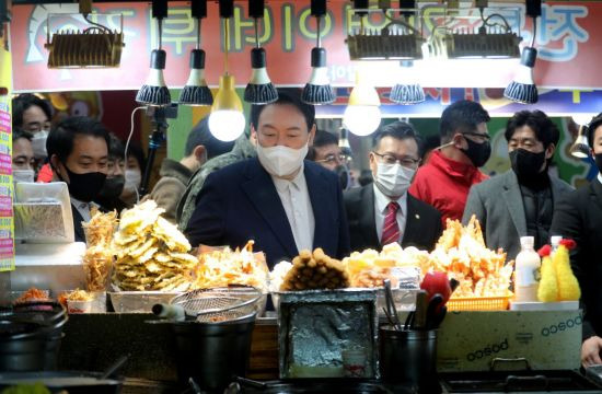 윤석열 국민의힘 대선후보가 11일 강원 속초시 대포항 수산시장을 방문해 진열돼있는 튀김을 바라보고 있다. (사진 제공=연합뉴스)