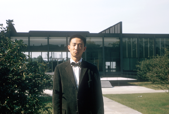 1957년 미국 일리노이 공대 유학 시절 미스 반데어로에가 설계한 건축대학 건물 '크라운 홀' 앞에 선 김종성. /김종성·국립현대미술관 미술연구센터 소장