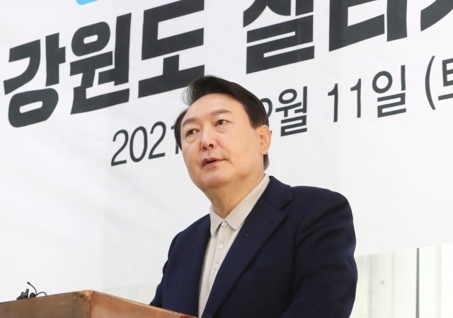 윤석열 국민의힘 대선후보가 11일 강원도 속초 대포어촌계 어업인복지회관에서 ´강원도 살리는 현장 간담회´를 하고 있다. 공동취재사진