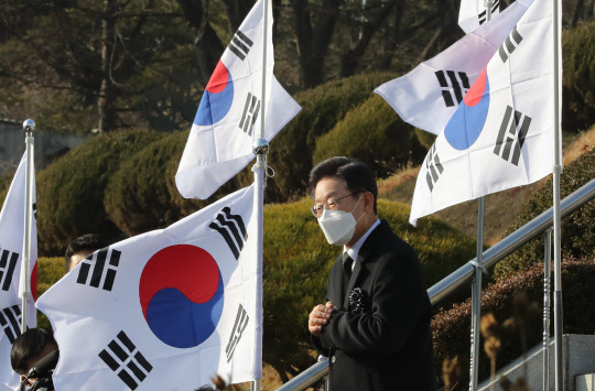 더불어민주당 이재명 대선 후보가 11일 한국전쟁 최대 격전지였던 경북 칠곡군 다부동 전적기념관 방문을 마치고 지지자들에게 인사말을 하고 있다. 연합뉴스