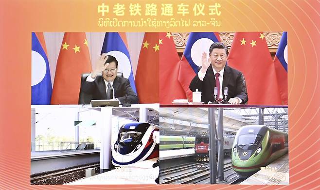 중국-라오스 철도 개통식이 열린 지난 3일 시진핑 중국 국가주석과 통룬 시슬리트 라오스 총리가 화상 연결을 통해 개통 행사에 축하를 보내고 있다. 신화 연합뉴스
