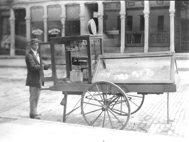 1912년 미국 일리노이주 패리스의 거리에서 찍힌 이동식 팝콘 튀김기. 출처 미국 농무부(USDA)