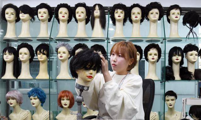 지난달 24일 나씨가 가발 제작 기술을 선보이고 있다. 배우한 기자